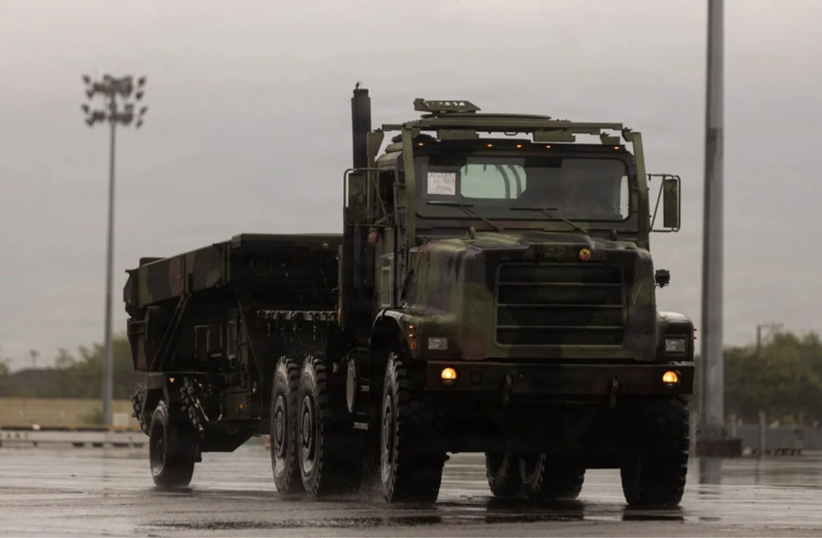 Un vehículo táctico mediano de reemplazo del Cuerpo de Marines de EE. UU., perteneciente al Destacamento de Mando y Control de Aviación de la Fuerza Rotativa de los Marines – Sudeste Asiático, de la Primera Fuerza Expedicionaria de Marines, remolca un radar AN/TPS-80 orientado a tareas terrestres y aéreas durante un entrenamiento en Filipinas (foto del Cuerpo de Marines de EE. UU. tomada por el cabo Ryan Ramsammy)