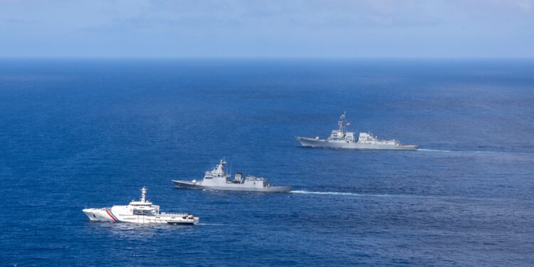 Actividad marítima cooperativa multilateral entre fuerzas armadas de Japón, Filipinas y EE.UU. del 20 al 26 de febrero de 2026 en la Zona Económica Exclusiva filipina. Créditos: USPACOM.