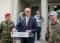 Carsten Breuer, jefe del Estado Mayor del Ejército, junto al canciller de Alemania. AP Photo/Ebrahim Noroozi.