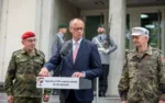 Carsten Breuer, jefe del Estado Mayor del Ejército, junto al canciller de Alemania. AP Photo/Ebrahim Noroozi.