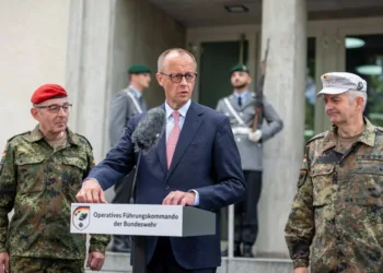 Carsten Breuer, jefe del Estado Mayor del Ejército, junto al canciller de Alemania. AP Photo/Ebrahim Noroozi.