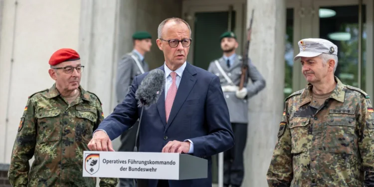 Carsten Breuer, jefe del Estado Mayor del Ejército, junto al canciller de Alemania. AP Photo/Ebrahim Noroozi.