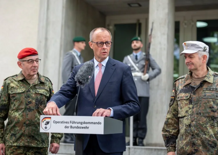 Carsten Breuer, jefe del Estado Mayor del Ejército, junto al canciller de Alemania. AP Photo/Ebrahim Noroozi.