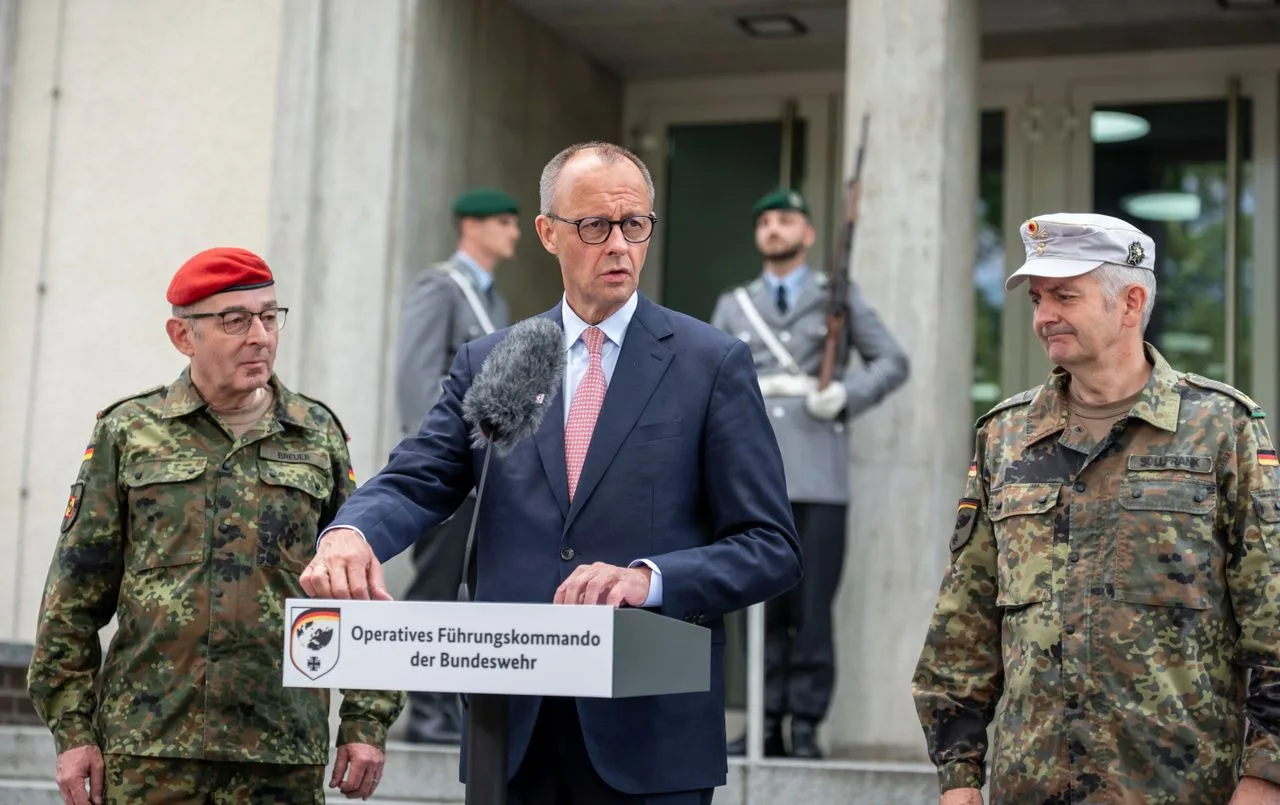 Carsten Breuer, jefe del Estado Mayor del Ejército, junto al canciller de Alemania. AP Photo/Ebrahim Noroozi.