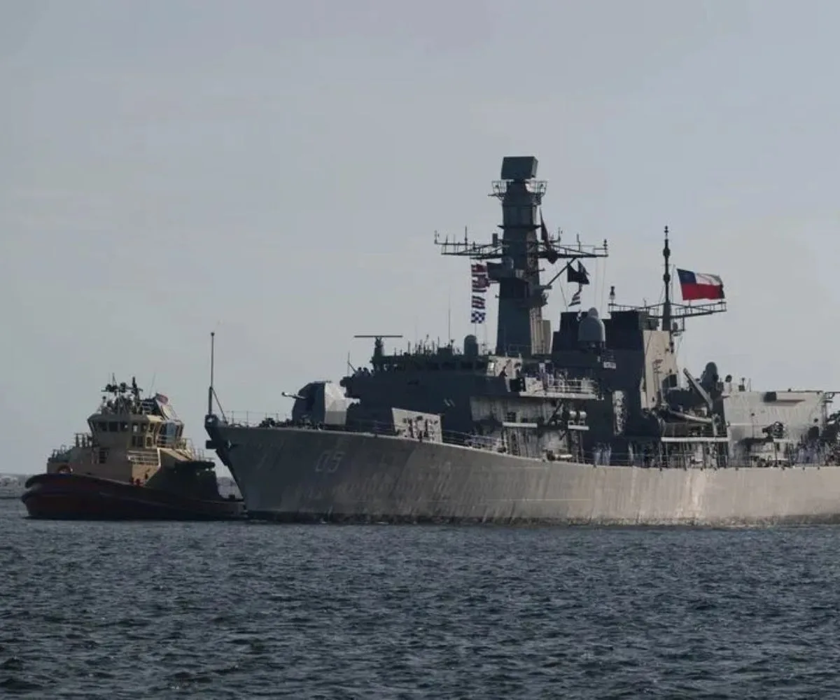 La fragata Tipo 23 “Almirante Cochrane” (FF-05) de la Armada de Chile zarpando rumbo a a Hawái para participar en el Ejercicio Multinacional RIMPAC 2026. Imagen ilustrativa.