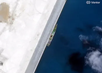 Imagen de satélite de un buque de la Guardia Costera china en el arrecife Antelope, en el mar de China Meridional, el 8 de julio de 2026. Créditos: Vantor.