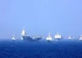 Un grupo de combate naval liderado por el portaaviones chino Liaoning (16) navega en formación durante unas maniobras militares en el Mar de China Meridional