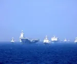 Un grupo de combate naval liderado por el portaaviones chino Liaoning (16) navega en formación durante unas maniobras militares en el Mar de China Meridional