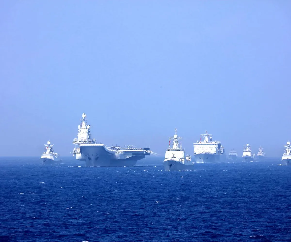 Un grupo de combate naval liderado por el portaaviones chino Liaoning (16) navega en formación durante unas maniobras militares en el Mar de China Meridional