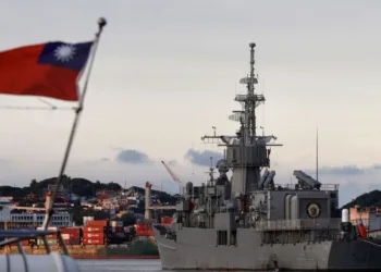 Un barco de la armada de Taiwán en el puerto de Keelung