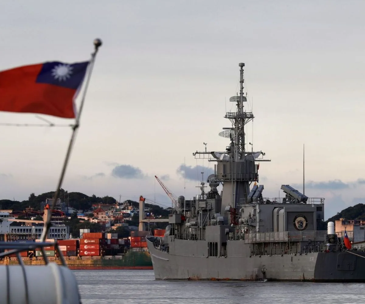 Un barco de la armada de Taiwán en el puerto de Keelung