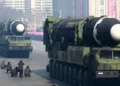 Corea del Norte exhibe misiles nucleares durante un desfile militar en Pionyang, en una muestra de su capacidad armamentística y de disuasión nuclear. Imagen ilustrativa.