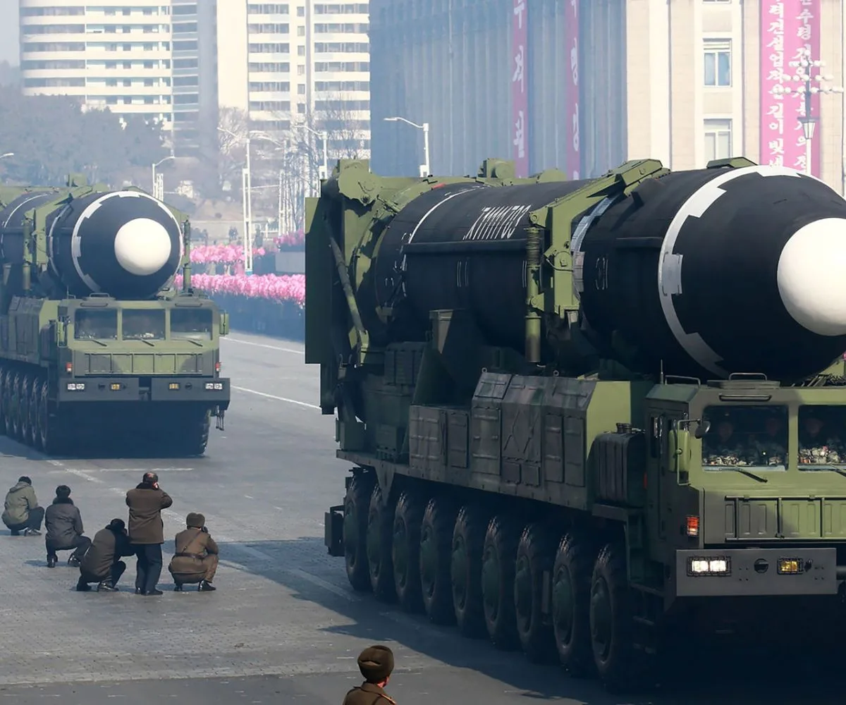 Corea del Norte exhibe misiles nucleares durante un desfile militar en Pionyang, en una muestra de su capacidad armamentística y de disuasión nuclear. Imagen ilustrativa.