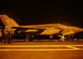 Los marineros estadounidenses realizan operaciones de vuelo nocturno a bordo del USS George Washington (CVN 73) mientras el buque navega por aguas regionales en apoyo a las operaciones en el Medio Oriente.