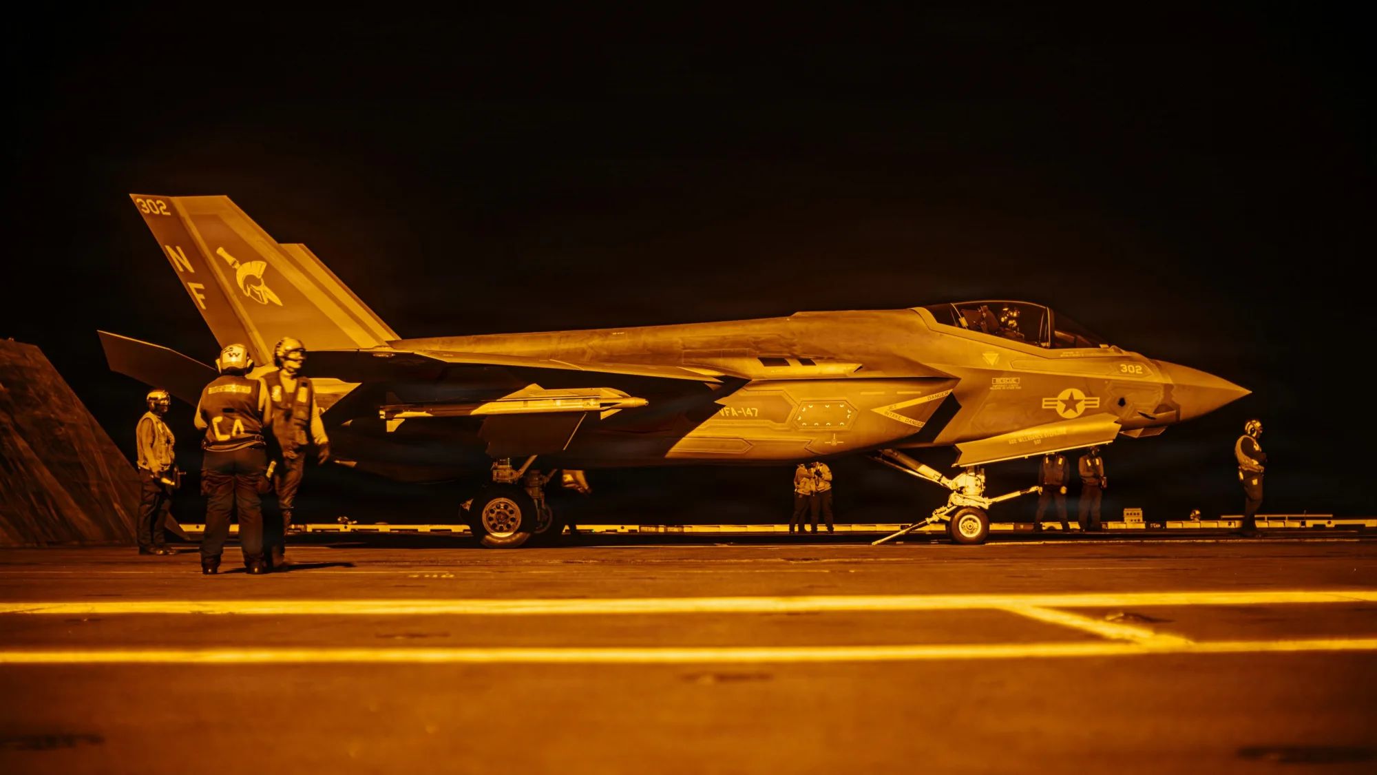 Los marineros estadounidenses realizan operaciones de vuelo nocturno a bordo del USS George Washington (CVN 73) mientras el buque navega por aguas regionales en apoyo a las operaciones en el Medio Oriente.