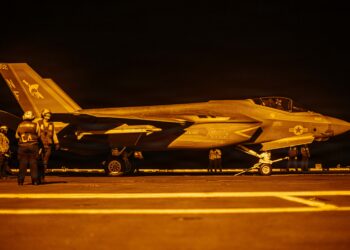 Los marineros estadounidenses realizan operaciones de vuelo nocturno a bordo del USS George Washington (CVN 73) mientras el buque navega por aguas regionales en apoyo a las operaciones en el Medio Oriente.