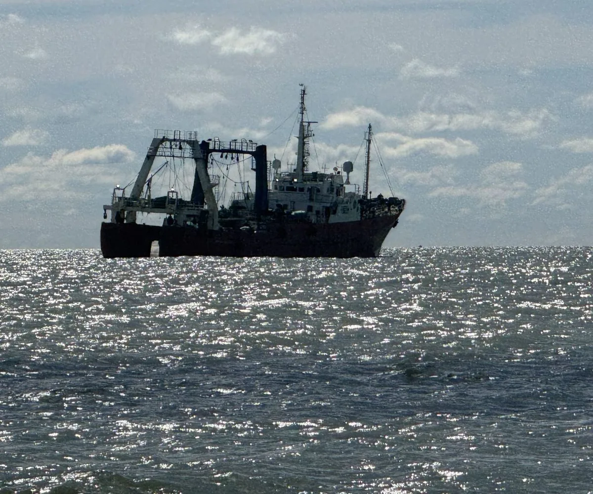 Buque pescando en el Atlántico Sudoccidental