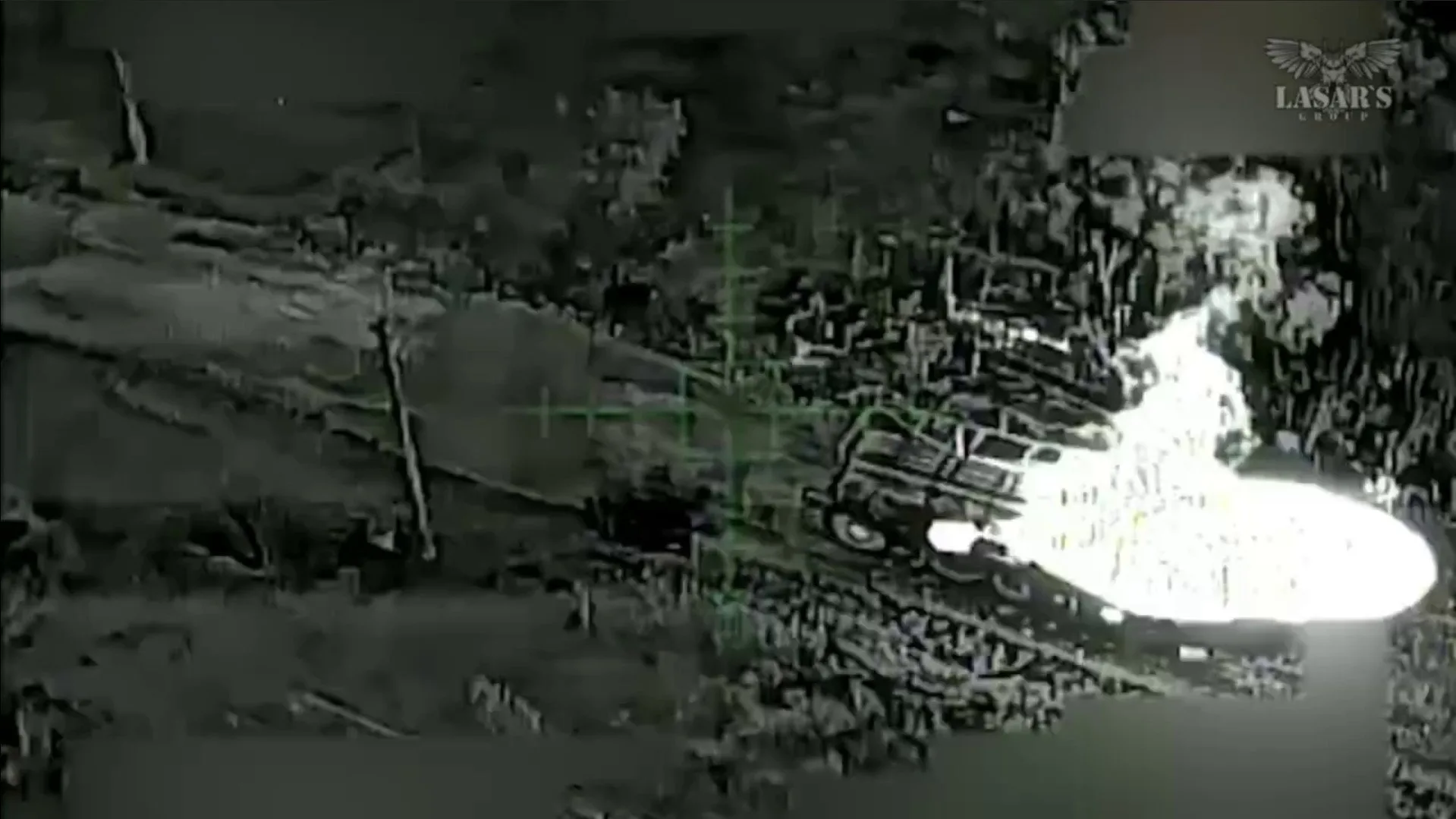 Un sistema de lanzamiento múltiple de cohetes ruso BM-27 Uragan arde tras ser alcanzado por un dron del Grupo Lasar. Créditos: Grupo Lasar.