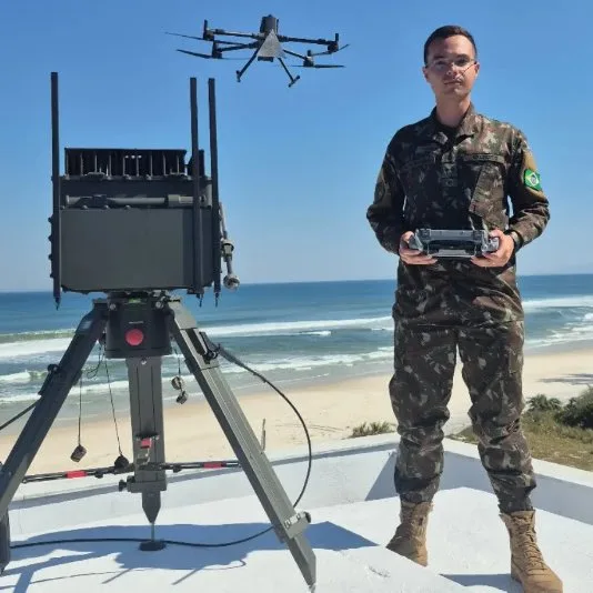 Brasil acaba de dar un paso en esa dirección con las pruebas del radar de vigilancia terrestre SENTIR M20, que logró detectar y seguir un DJI Matrice 400 a una distancia de hasta 4 kilómetros durante un ensayo realizado por el Ejército brasileño. Créditos: X (@DefensaSulGlobal)