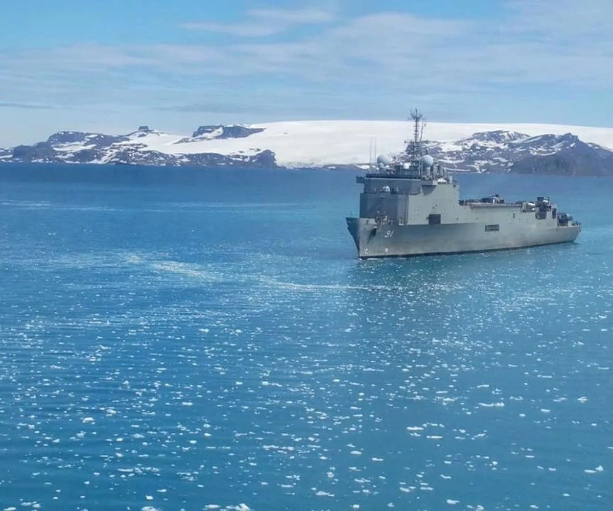 El buque multipropósito "Sargento Aldea" de la Armada de Chile, navegando en Bahía Almirantazgo, durante su participación en la Campaña Antártica de la Armada de Chile, en 2019