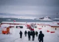 Una delegación camina por la Base Presidente Eduardo Frei Montalva, la principal instalación científica de Chile en la Antártida. Imagen ilustrativa