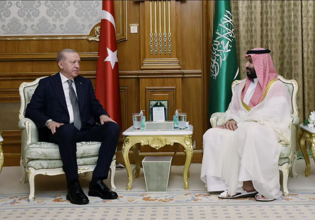 El presidente turco Tayyip Erdogan se reúne con el príncipe heredero saudí Mohammed bin Salman, antes de la esperada firma de un acuerdo de defensa entre Arabia Saudí, Pakistán y Turquía, en La Meca, Arabia Saudí, el 7 de agosto de 2026. Murat Cetinmuhurdar/Oficina de Prensa Presidencial Turca/Distribución vía REUTERS.