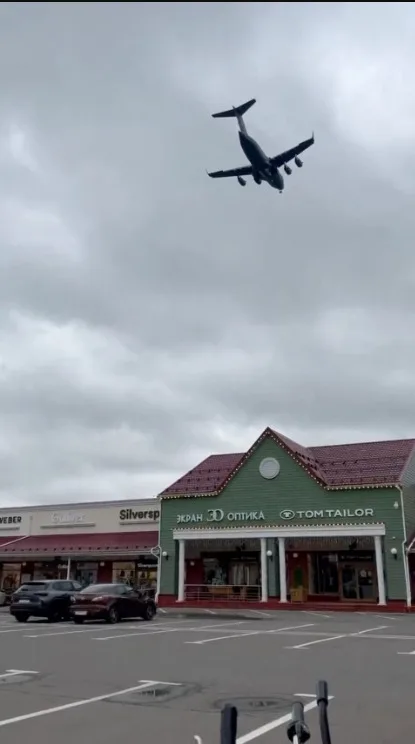 Un avión de transporte militar estadounidense se aproxima a Moscú, Rusia, el 25 de agosto de 2026, en esta captura de pantalla tomada de un video de redes sociales. Redes sociales/vía REUTERS.