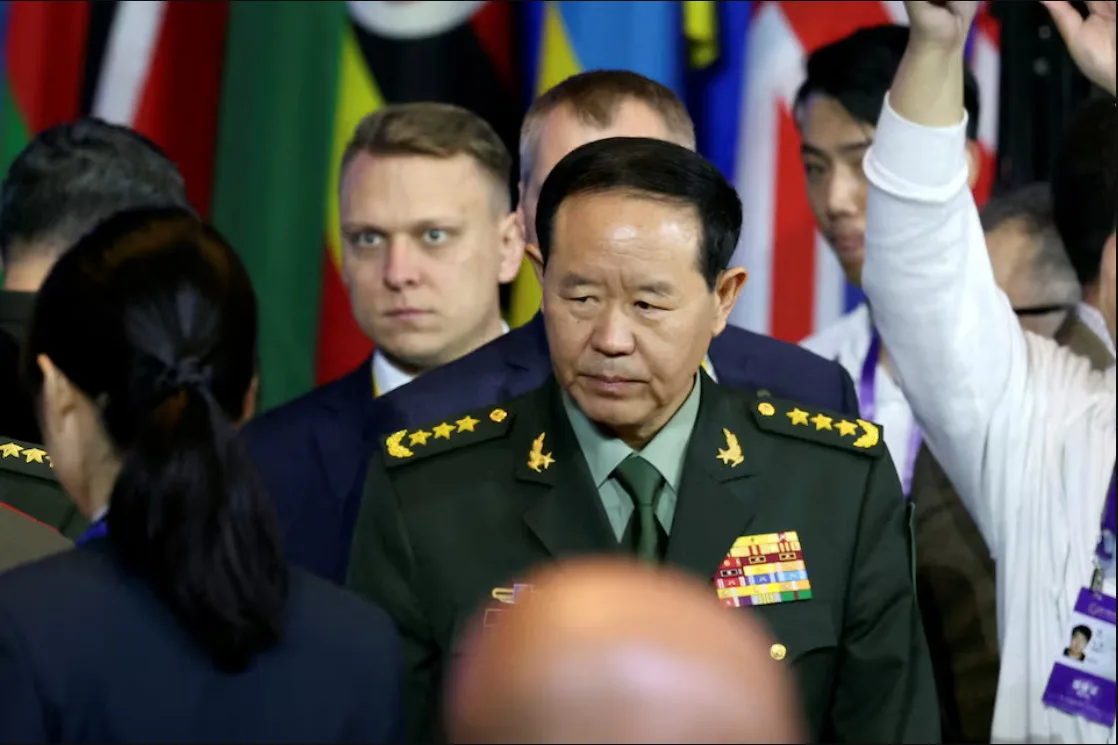 Liu Zhenli, miembro de la Comisión Militar Central de China, llega al Foro de Xiangshan en Pekín, China, el 30 de octubre de 2023. REUTERS/Florence Lo/Pool