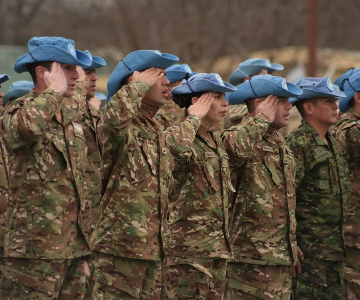 Formación del nuevo contingente de Cascos Azules argentinos, integrado por personal de la Fuerza de Tarea Argentina 68 (FTA 68) y de la Unidad Aérea UNFLIGHT 66, a desplegarse en Chipre, en su ceremonia de despedida en las instalaciones de Centro Argentino de Entrenamiento Conjunto para Operaciones de Paz (CAECOPAZ).