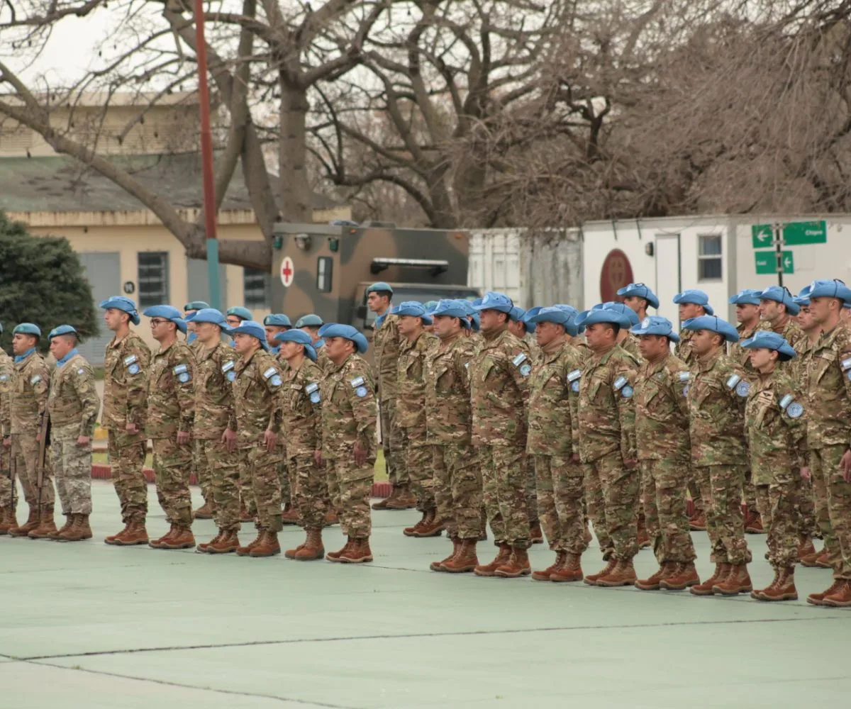 Formación del nuevo contingente de Cascos Azules argentinos, integrado por personal de la Fuerza de Tarea Argentina 68 (FTA 68) y de la Unidad Aérea UNFLIGHT 66, a desplegarse en Chipre, en su ceremonia de despedida en las instalaciones de Centro Argentino de Entrenamiento Conjunto para Operaciones de Paz (CAECOPAZ)
