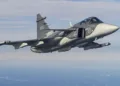 Un avión de combate supersónico Saab Gripen E sueco realiza maniobras de prueba en el espacio aéreo europeo. Imagen ilustrativa.