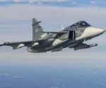 Un avión de combate supersónico Saab Gripen E sueco realiza maniobras de prueba en el espacio aéreo europeo. Imagen ilustrativa.