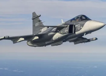 Un avión de combate supersónico Saab Gripen E sueco realiza maniobras de prueba en el espacio aéreo europeo. Imagen ilustrativa.