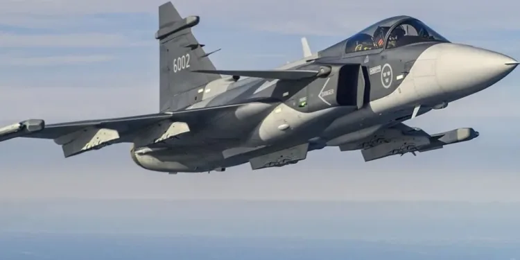 Un avión de combate supersónico Saab Gripen E sueco realiza maniobras de prueba en el espacio aéreo europeo. Imagen ilustrativa.