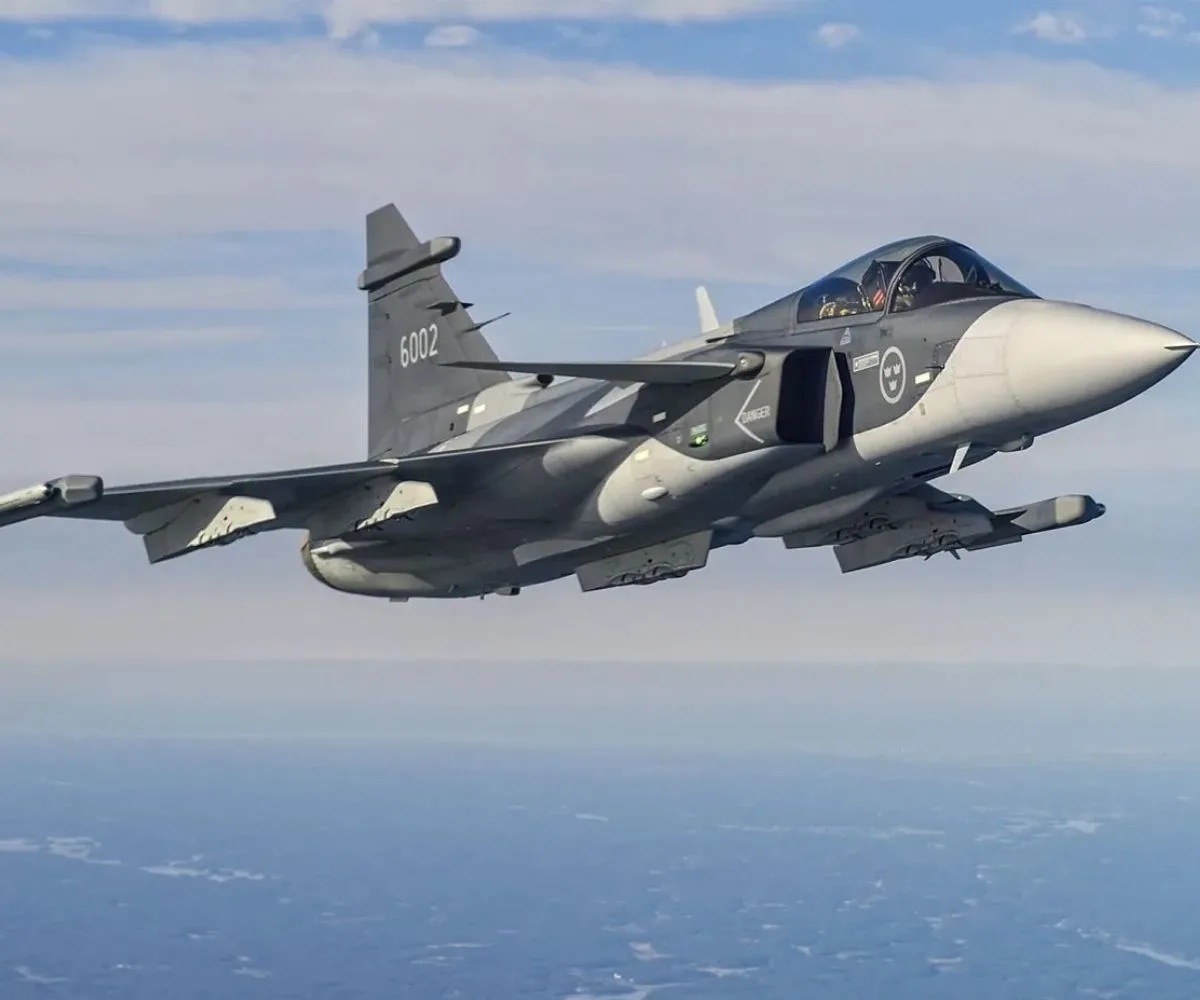 Un avión de combate supersónico Saab Gripen E sueco realiza maniobras de prueba en el espacio aéreo europeo. Imagen ilustrativa.