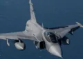 Un avión de combate Saab 39 Gripen de la Fuerza Aérea de Suecia sobrevuela el océano, durante una misión de patrullaje. Imagen ilustrativa