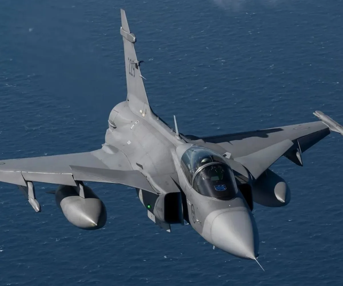 Un avión de combate Saab 39 Gripen de la Fuerza Aérea de Suecia sobrevuela el océano, durante una misión de patrullaje. Imagen ilustrativa
