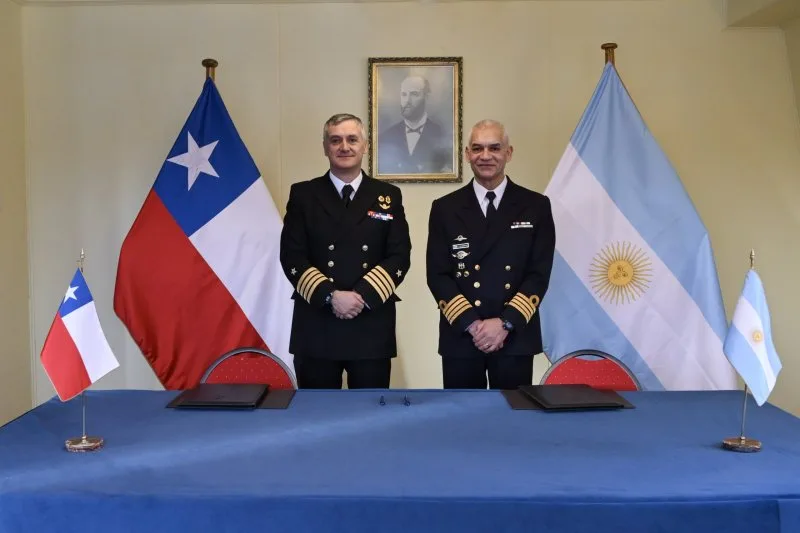 El Capitán de Navío Manuel Iturria, Comandante del Distrito Naval Beagle, junto al Capitán de Navío Carlos Alberto Soto, Jefe del Estado Mayor del Área Naval Austral en el marco de la firma de acuerdos para el ejercicio binacional "Viekarén" 2026. Créditos: Armada de Chile.