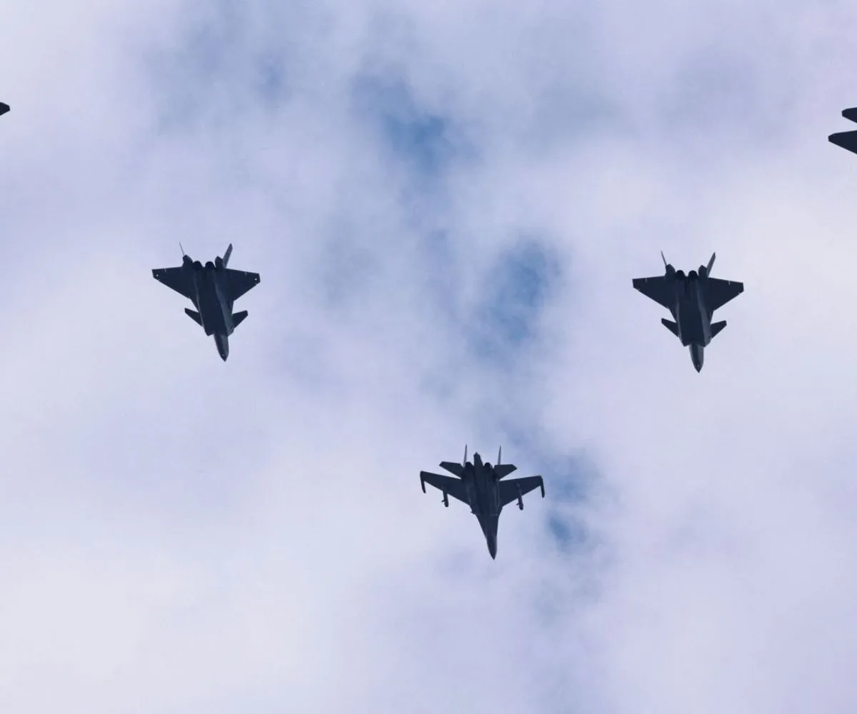 Aviones Shenyang J-16, Chengdu J-20 y Shenyang J-35, volando en formación
