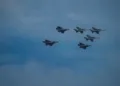 Aviones de combate vuelan en formación durante una prueba aérea en China