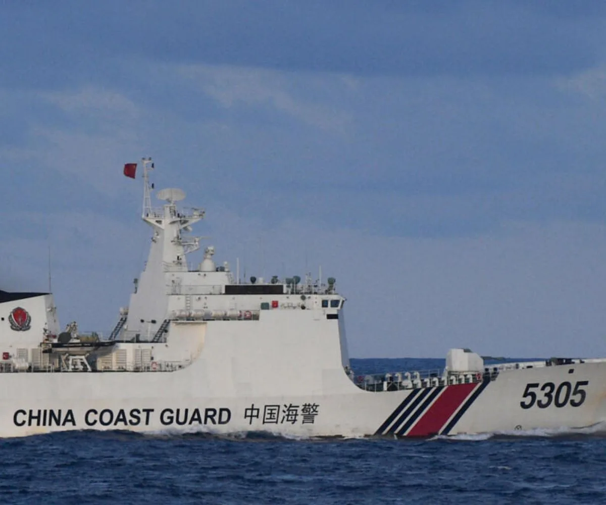 Un buque guardacostas de China navega cerca de un barco filipino en el Mar de China Meridional, el 10 de diciembre de 2023. Imagen ilustrativa.
