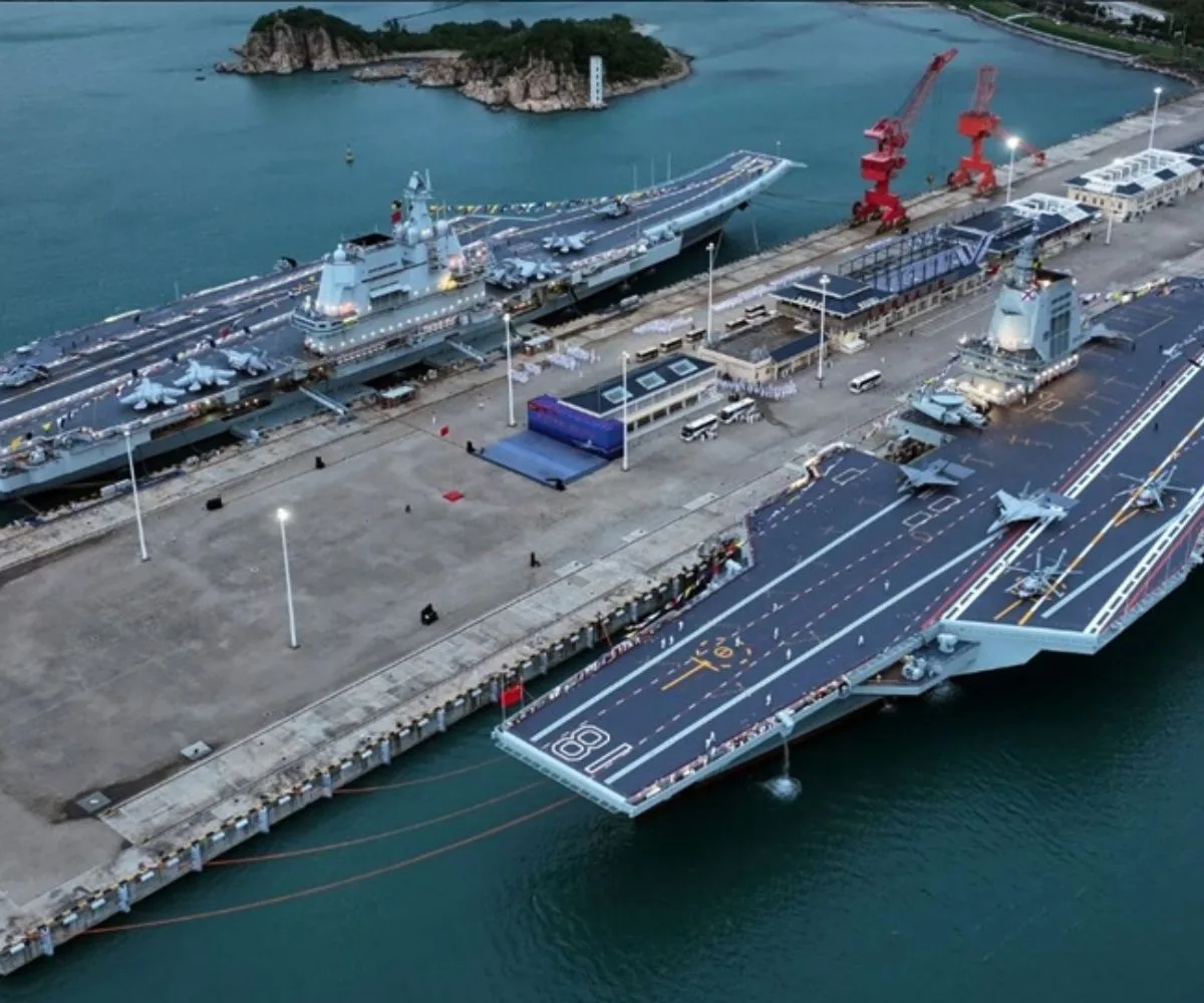 Portaaviones chinos Liaoning y Fujian en la base naval de Yulin, en Hainan, China.