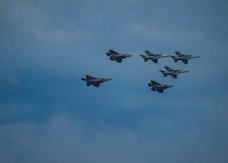 Aviones de combate vuelan en formación durante una prueba aérea en China