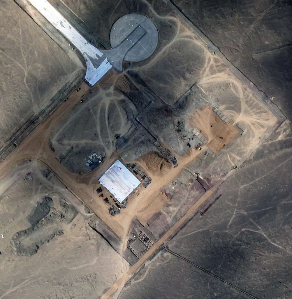 Es probable que se estén construyendo nuevas instalaciones de hangares de gran tamaño y pistas de rodaje en la sección norte de la base. Foto © 2026 Planet Labs Inc.