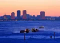 Los camiones compiten en el congelado río Amur durante el festival de deportes de invierno Rusia-China, ZimFestAmur, con la ciudad china de Heihe visible al fondo, en la lejana localidad oriental de Blagoveshchensk, en la región de Amur, Rusia, el 28 de febrero de 2026. REUTERS/Tatiana Meel/Foto de archivo