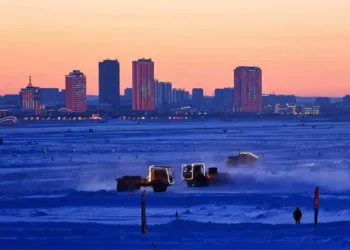 Los camiones compiten en el congelado río Amur durante el festival de deportes de invierno Rusia-China, ZimFestAmur, con la ciudad china de Heihe visible al fondo, en la lejana localidad oriental de Blagoveshchensk, en la región de Amur, Rusia, el 28 de febrero de 2026. REUTERS/Tatiana Meel/Foto de archivo
