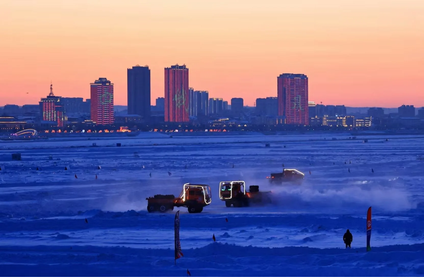 Los camiones compiten en el congelado río Amur durante el festival de deportes de invierno Rusia-China, ZimFestAmur, con la ciudad china de Heihe visible al fondo, en la lejana localidad oriental de Blagoveshchensk, en la región de Amur, Rusia, el 28 de febrero de 2026. REUTERS/Tatiana Meel/Foto de archivo