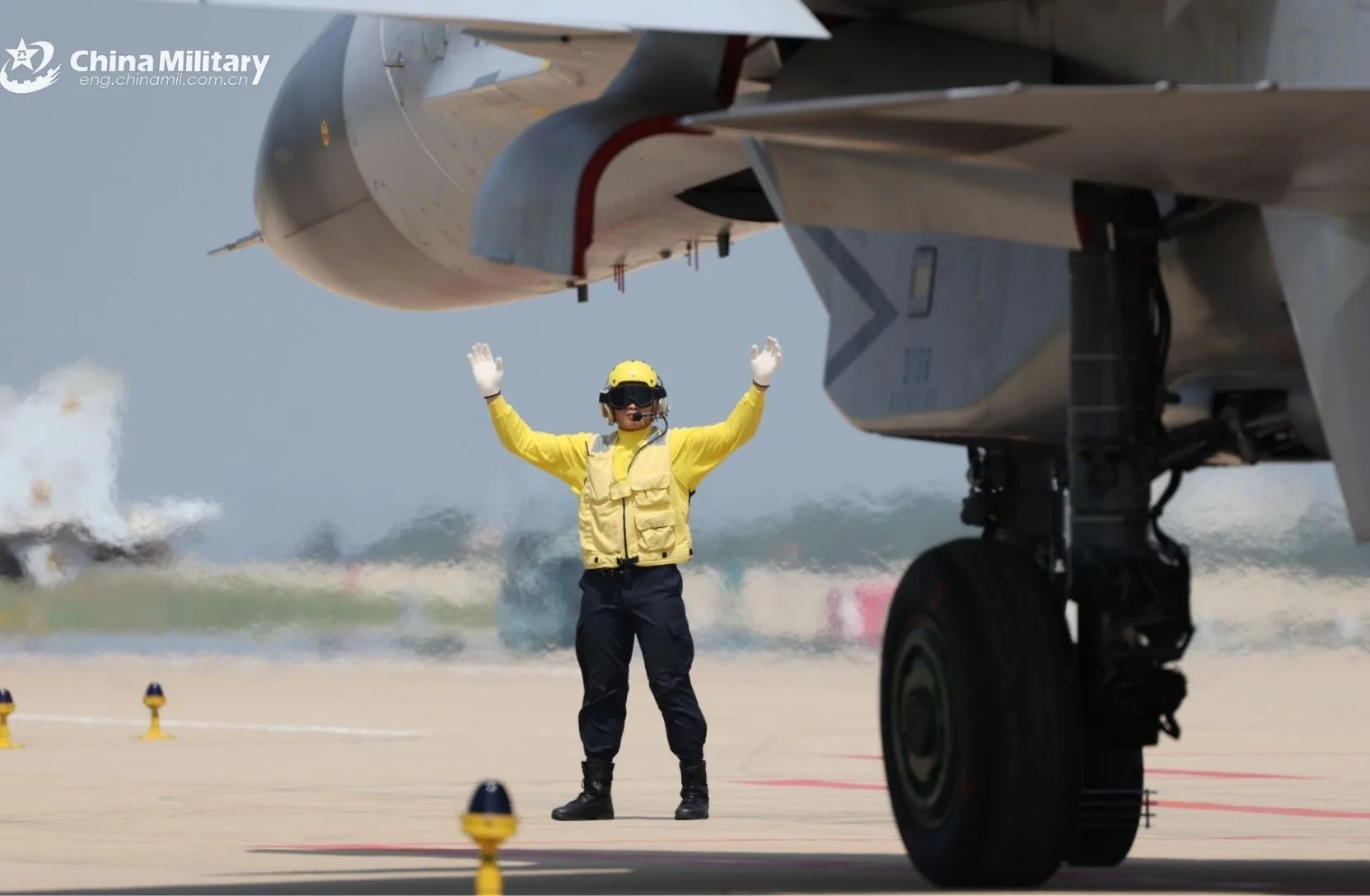 Un avión de combate J-15 con base en portaaviones, adscrito a una base de entrenamiento de la Universidad de Aviación Naval del Ejército Popular de Liberación de China, espera la orden durante un ejercicio de entrenamiento de despegue y aterrizaje a finales de septiembre de 2025. (Foto de Jiang Tao)