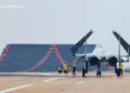 Un avión de combate J-15 con base en portaaviones, adscrito a una base de entrenamiento de la Universidad de Aviación Naval del Ejército Popular de Liberación de China, espera la orden durante un ejercicio de entrenamiento de despegue y aterrizaje a finales de septiembre de 2025. (Foto de Jiang Tao)