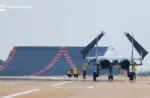 Un avión de combate J-15 con base en portaaviones, adscrito a una base de entrenamiento de la Universidad de Aviación Naval del Ejército Popular de Liberación de China, espera la orden durante un ejercicio de entrenamiento de despegue y aterrizaje a finales de septiembre de 2025. (Foto de Jiang Tao)